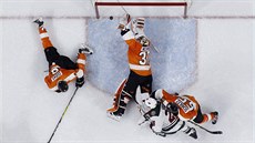 Gólman Michal Neuvirth a obránce Radko Gudas (vlevo) chrání branku Philadelphie...