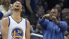 TO JE ÁBEL! Stephen Curry z Golden State slaví svou úspnou trojku z poloviny...