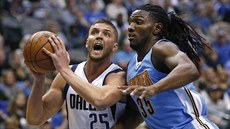 Chandler Parsons (vlevo) z Dallasu pod tlakem Kennetha Farieda z Denveru.