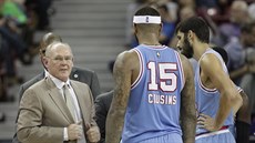 George Karl hovoí k DeMarcusi Cousinsovi (15) a Omrimu Casspimu, svým...