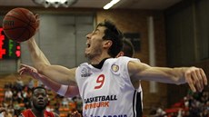 Jiří Welsch z Nymburka doskočil míč v utkání VTB ligy.