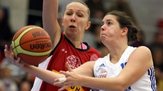 Adéla �ehá�ková (v bílém) z Karlových Var� v souboji s nymburskou pivotkou...