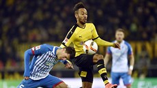 Pierre-Emerick Aubameyang (ve žlutém) z Dortmundu bojuje s Fabianem Schärem z...