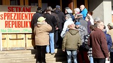 Na setkání s obyvateli Lomnice byl sál místního divadla zcela zapln�n.