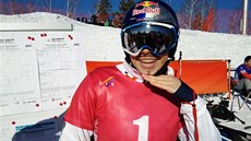 Snowboardistka Eva Samková se v Krasné Poljan pyní zlatou medailí, kterou získala na olympijských hrách 2014 v Soi.