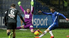 Liberecký úto�ník Marek Bako� pálí na jabloneckého gólmana Michala Bártu.