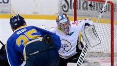 Ústecký Jan Kloz pálí na branká�e Kadan� Tadeá�e Dvo�áka.