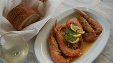 Jednoduchá ecká veee. Smaené krevety, chléb a sklenka bílého vína