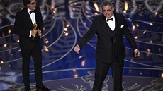 Charles Randolph a Adam McKay pebírají Oscara za nejlepí adaptovaný scéná....