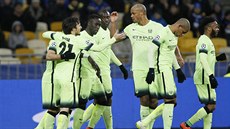 SUPER, HO�I! Fotbalisté Manchesteru City se radují z gólu na stadionu Dynama...