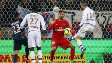 DRUHÝ GÓL LYONU. Kevina Trappa, branká�e Paris St. Germain, p�ekonává Sergi...