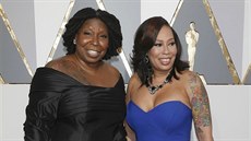 Whoopi Goldbergová a její dcera Alex Martinová (Los  Angeles, 28. února 2016)