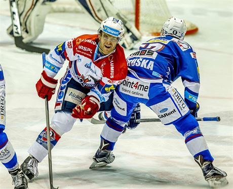 Momentka z utkání Pardubice vs. Kometa Brno (v modrém).