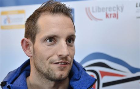 Svtový rekordman ve skoku o tyi Renaud Lavillenie z Francie, který se...