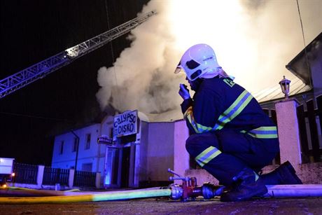 Pi nedávném poáru diskotéky Calypso v Bezové u Karlových Var zasahovali i dobrovolní hasii.
