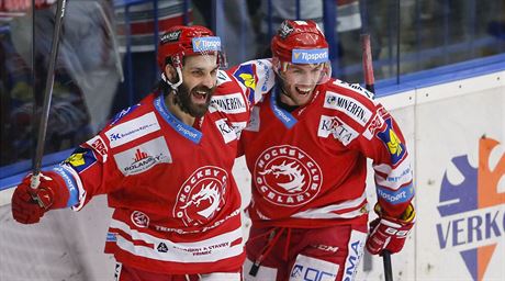Tinetí hokejisté Petr Kanko (vlevo) a Vladimír Svaina se radují z gólu v...