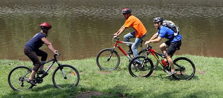 Jezdci na bicyklech na cyklotrase Greenway Jizera.