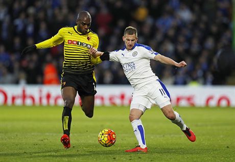 Marc Albrighton (vpravo) se petlauje o balon s Allanem Nyomem (vlevo) bhem...