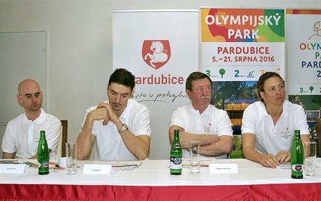 Kmotry olympijského parku v Pardubicích  jsou (zleva) plochodráník Ale Dryml,...