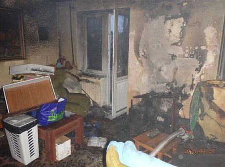 Snímek z vyhoelého bytu v Perov. Kvli ohni a silnému koui bylo z paneláku...