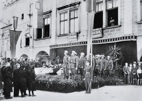 Poheb skupiny mladík v kvtnu roku 1945, kterou v Krahulí postíleli...