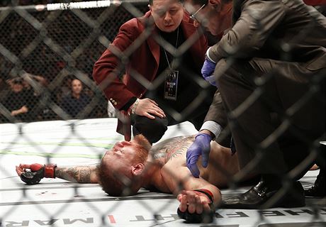 PRVN PORKA. Irsk bojovnk MMA Conor McGregor prv zail svou prvn porku...