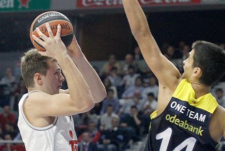 JEDEN TÝM? Heslo basketbalového Fenerbahce nedokázal jeho pivot Ömer Yurtseven...