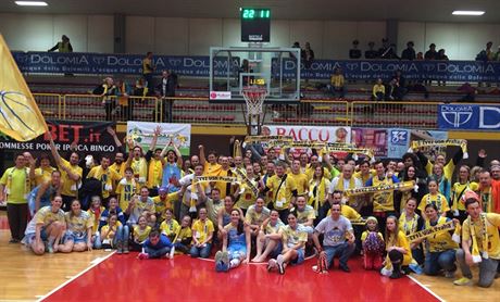 Basketbalistky USK Praha zvnily výhru ve Schiu spolenou fotografií s...