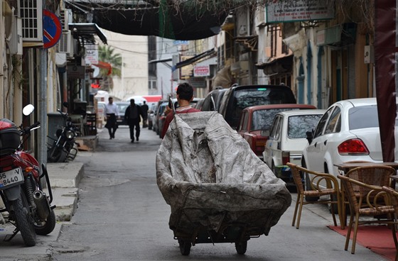 Sběrač odpadků v ulici v Izmiru. Špatně placenou práci dělají často imigranti...