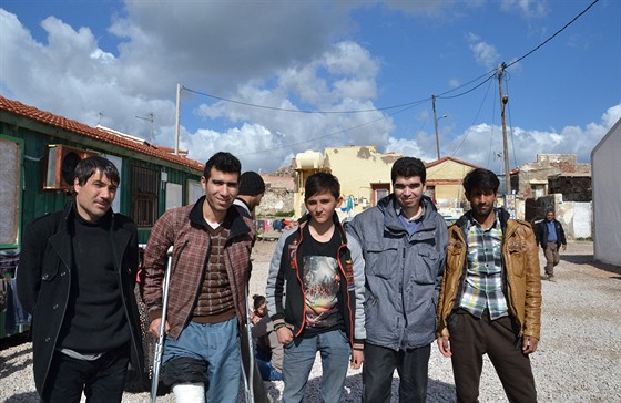 Afghánec Arash (druhý zprava) s mui, se kterými pijel na ostrov Chios. Druhý...