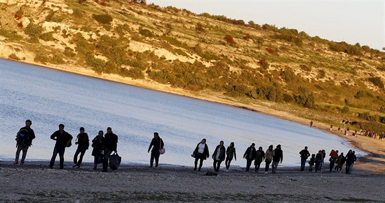 Uprchlíci na plái nedaleko tureckého msta Çeme, odkud odplouvají ecký...