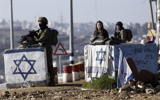 Palestinská idika u idovské osady Gu Ecion na Západním behu Jordánu najela...