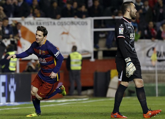Lionel Messi slaví branku, branká Juan Carlos Martin z Vallecana smutn...