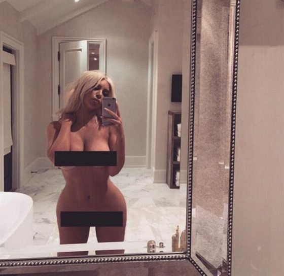Kim Kardashianová se vyfotila nahá před zrcadlem v koupelně, aby svým fanouškům...