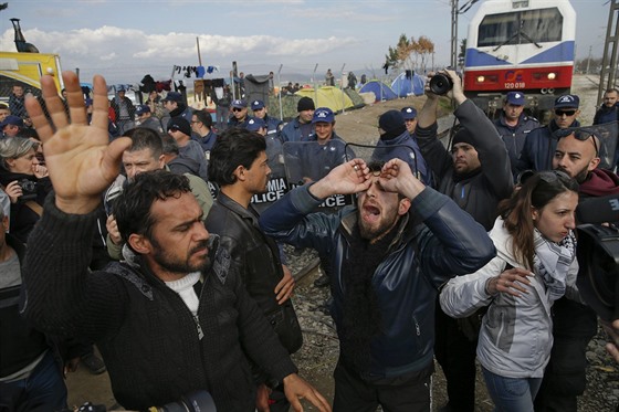 Skupina migrant zablokovala na ecko-makedonské hranici elezniní tra...