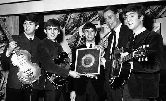 George Martin (druhý zprava) se leny skupiny Beatles v roce 1962