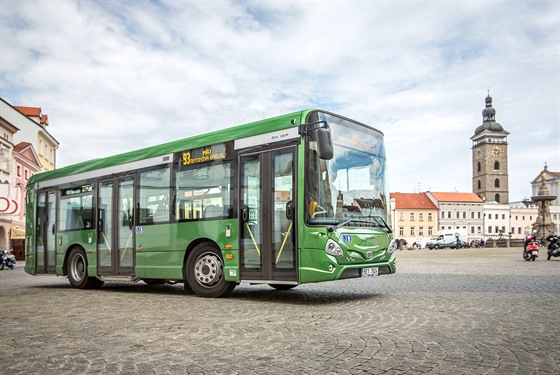 Dopravní podnik zkouel u ped rokem midibus Heuliez v historickém centru...