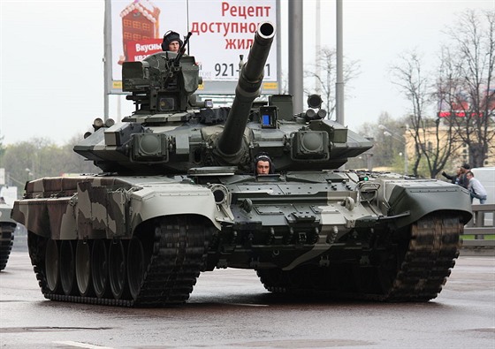 Ruský tank T-90A s reaktivním pancířem Kontakt-5