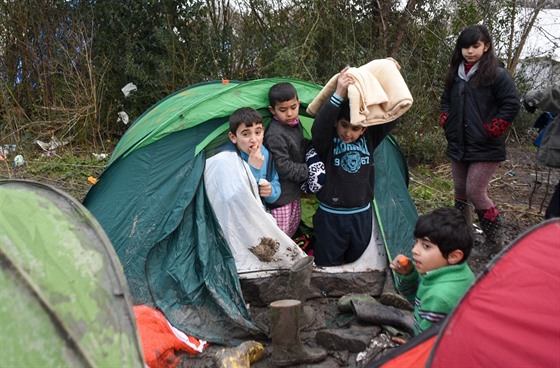 V uprchlickém táboře v Calais žije asi 500 dětí.