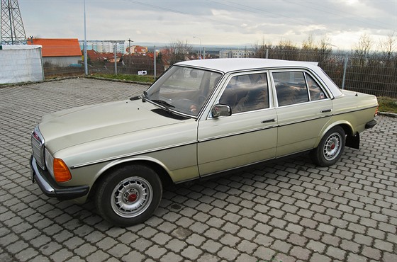 Piano slaví 40 let. Legendární mercedes je nesmrtelný, když ho nesežere rez  - iDNES.cz