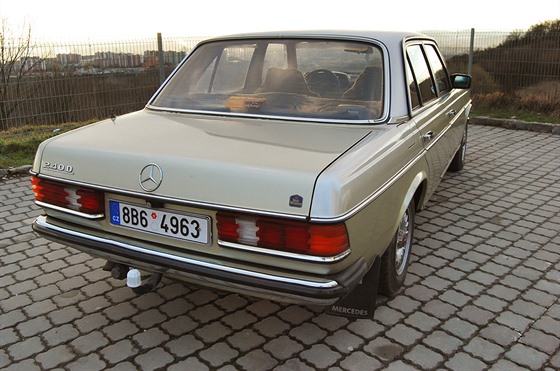 Piano slaví 40 let. Legendární mercedes je nesmrtelný, když ho nesežere rez  - iDNES.cz