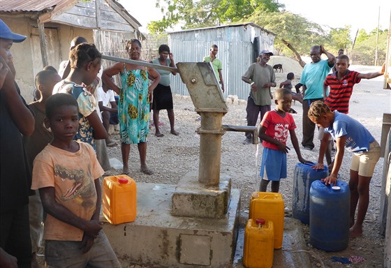 Lidé z vesnice na severozápad Haiti u opravené studny.