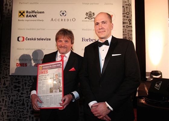 Loni si cenu čtenářů odnesl Pavel Baloun ze strojírenské firmy Banes. Převzal ji od člena představenstva společnosti MAFRA Michala Hanáka (vpravo).