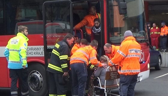 Záchranáři převezli zraněné děti do motolské nemocnice v Praze (9. března 2016).