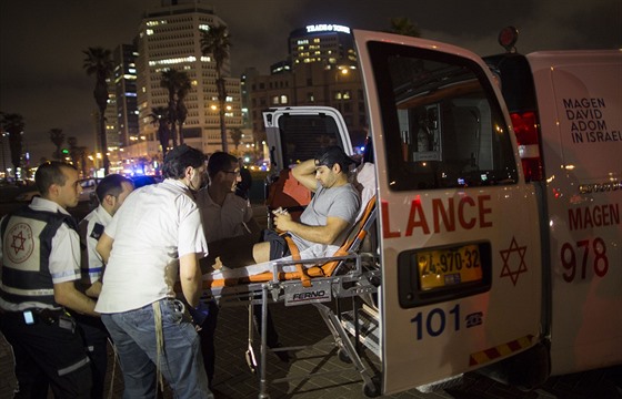 Zranného mue odváí ambulance z místa útoku v Jaff (8. bezna 2016).
