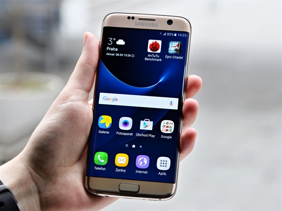 Souasný Samsung Galaxy S7 má displej s QHD rozliením.
