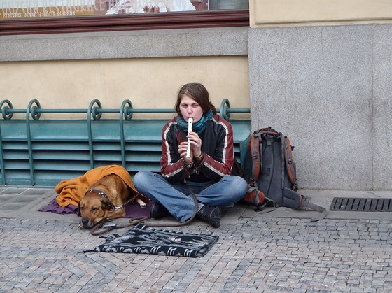 Poprvé byl busking omezen loni, kdy vznikl seznam osmnácti míst v Praze, kde je zcela zakázán nebo ásten omezen. | 