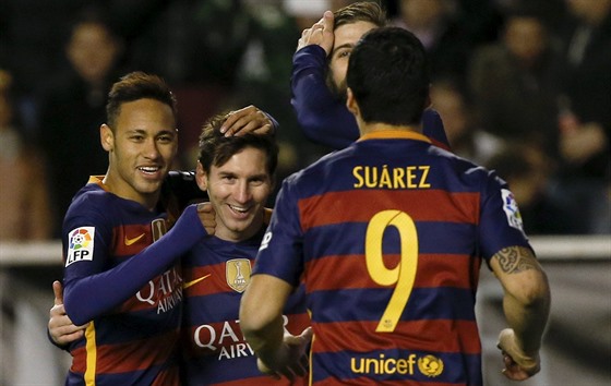 Barcelona se raduje z dalího gólu, Neymar (vlevo), Messi a Suárez.