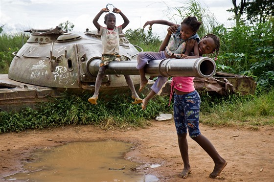 Po tyiceti letech krvavých boj zstaly v angolských mstech i na venkov...