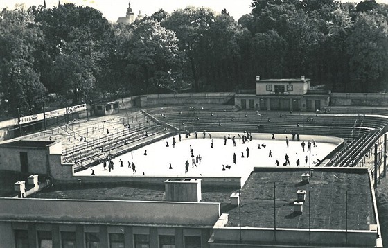 Takto vypadal Horácký zimní stadion v roce 1966, kdy se na nm hrálo a bruslilo...